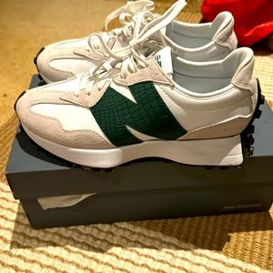 Used once trip to London. Fits odd on me but it’s pretty much like new.